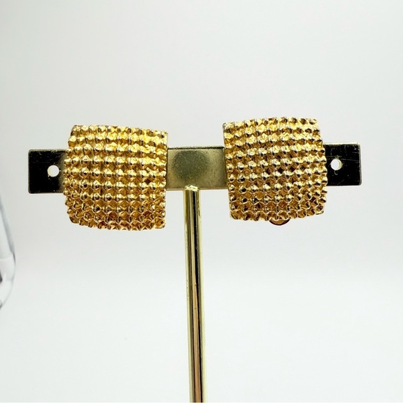 Bold Runway 1990s Statement Gold Tone Square Fluted Clip On Earrings - Picture 3 of 7